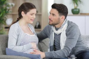 Mann versucht seine schwangere Frau zu beruhigen