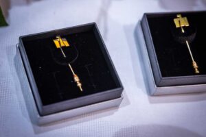 Anstecknadel mit stilisierten goldenen Adler