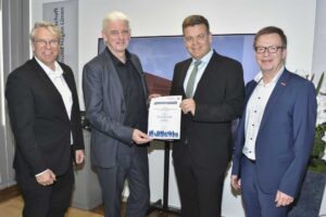 Beteiligte übergeben Dokument