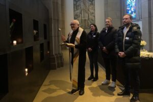 Pfarrer Birwa segnet die neuen Urnenplätze in der Grabeskirche.