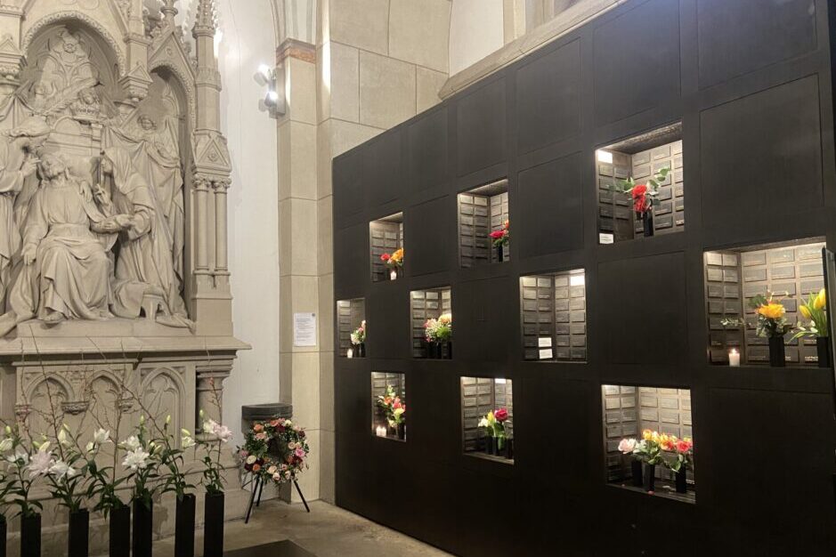 Josefkapelle mit den alten Urnenplätzen in der Grabeskirche.