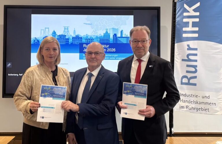 Eine Frau und zwei Männer der Ruhr-IHKS stellen Lagebericht vor