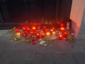 Grablichter und Blumen auf der Straße