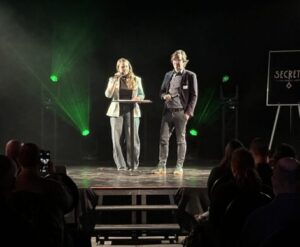 Fraktionsvorsitzende halten Rede auf der Bühne.