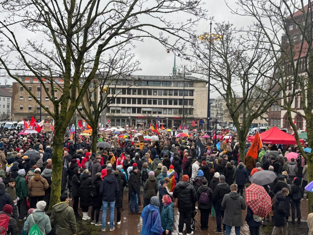 Die Anzahl der Demonstrant:innen liegt schätzungsweise bei 3500.
