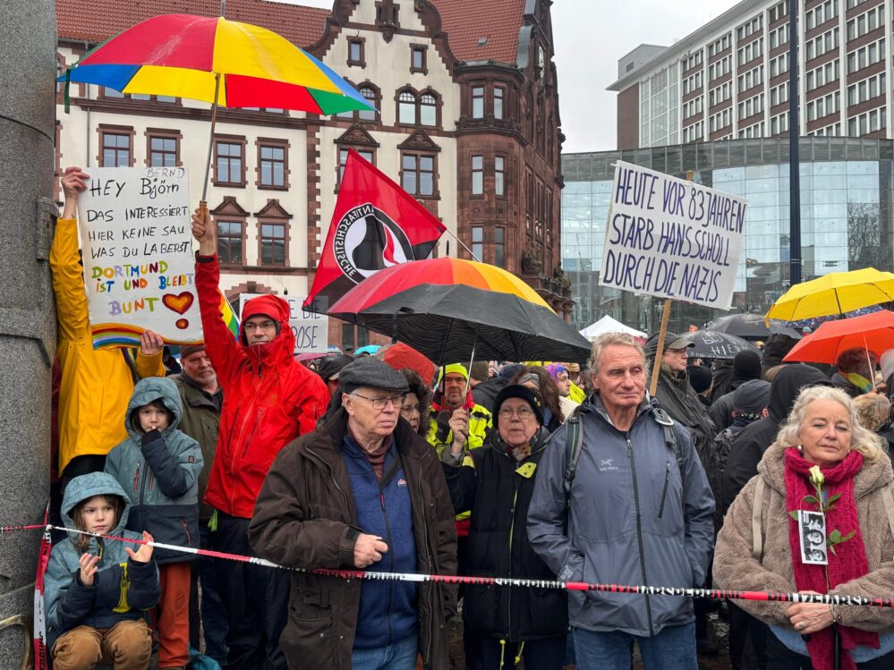 Demonstrierende mit Plakaten.