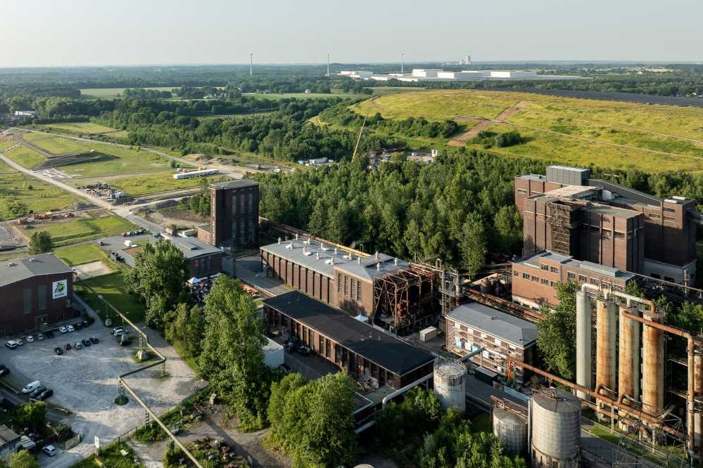 Blick auf Industrielandschaft mit Grünfläche