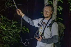 Marcel Stawinoga mit Messgeräten