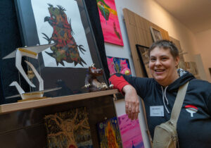 Frau steht vor einem Bild.