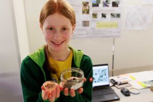 Junge Forscherin und ihr Projekt