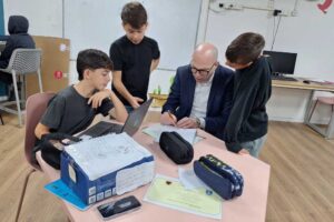 Daniel Kunstleben tauscht sich mit Schülern aus