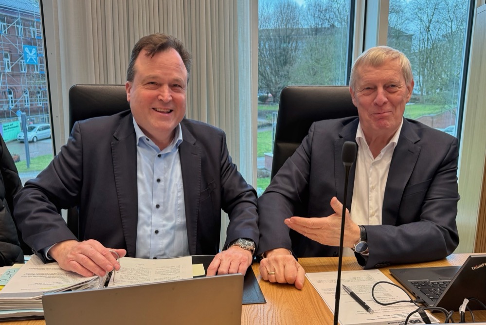 Zwei Verwaltungsleute scherzen