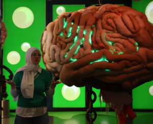 Künstlerin Lana Kattaa stellt ihr Kunstwerk in Form eines Gehirns, das angekettet ist, vor.