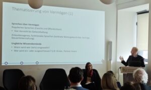 Forscher stellt Ergebnisse der Studie vor