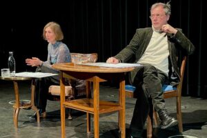 Schauspieler:innen auf der Bühne