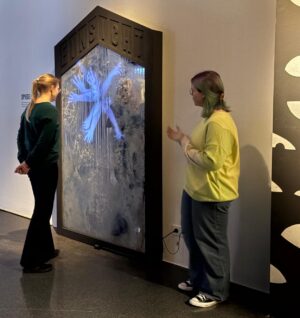 Interaktiver Spiegel, der Hände zeigt, wenn eine Person davor steht.