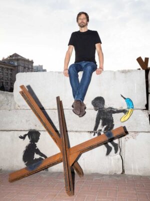 Stephan Orth auf einer Mauer mit Grafitto