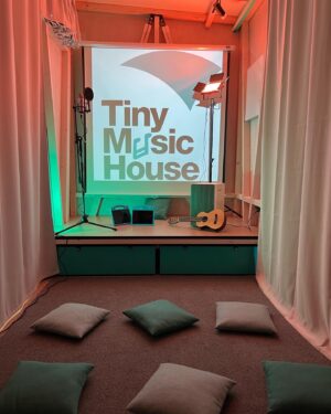 Workshopraum mit Kissen vor einer Leinwand.