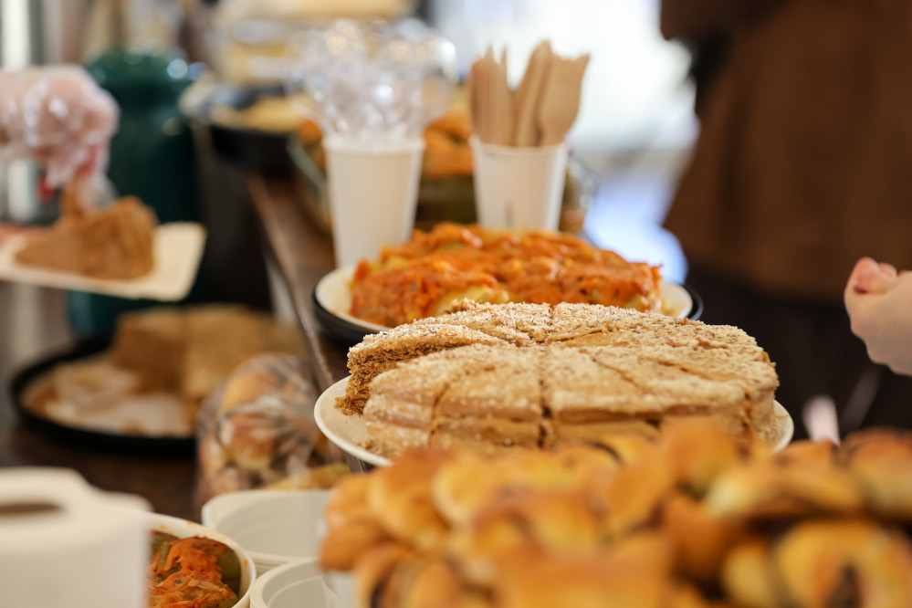 Traditionelle ukrainische Speisen auf einem Buffet