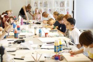Kinder malen bei einem Workshop