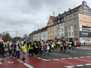 Demozug geht über Kreuzung