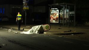 Herausgerissenes und verbogenes Haltestellenschild