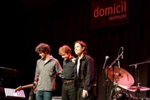 Zweit Platzierten auf der Bühne