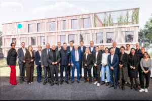 Gruppenfoto mit allen Beteiligten und den US-Gästen von den Milwaukee Bucks