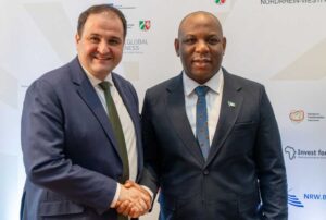 Zwei Minister schütteln sich die Hände