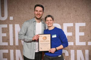 Ein Mann und eine Frau mit einer Urkunde in der Hand