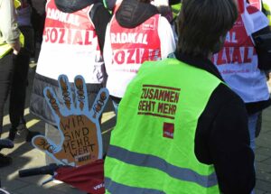 Rund 2000 Menschen demonstrieren in Dortmund.