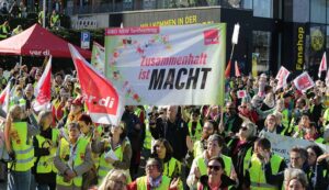 Rund 2000 Menschen demonstrieren in Dortmund.