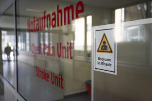 Notaufnahme mit Hinweisschild zu Body-Cams