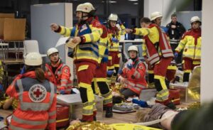 Sanitäter:innen bei einer Übung