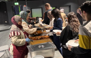Die Essenausgabe aus der seitlichen Perspektive. Die Bottiche sind mit Linsensuppe und Hänchenschenkeln gefüllt.