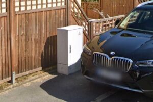 Fahrzeug blockiert den Gehweg