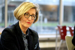 Heike Bettermann sitzt in der Cafeteria und erklärt das Problem