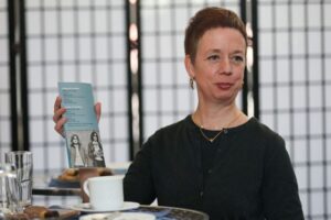 Isolde Parussel, Leiterin des Hoesch-Museums hält eine Broschüre hoch.