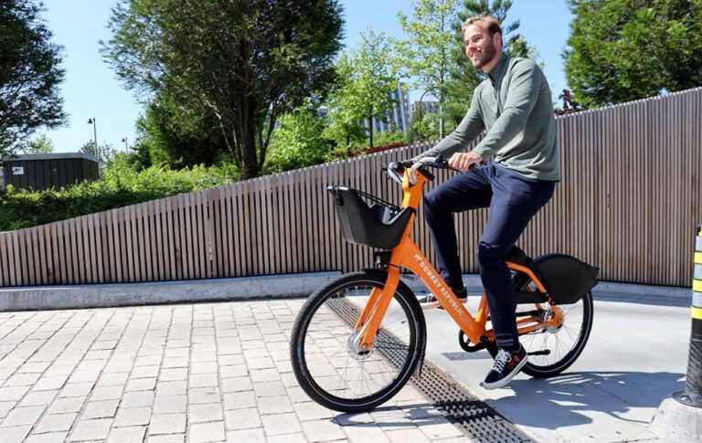 Ein Mann auf einem Fahrrad