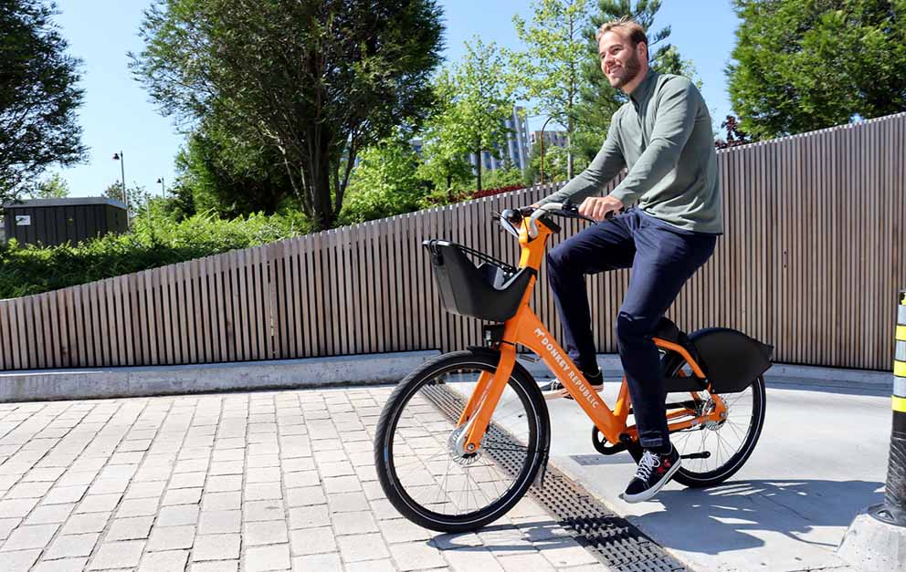 Ein Mann auf einem Fahrrad