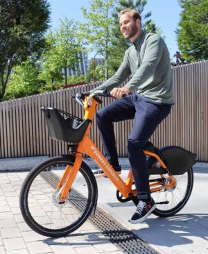 Ein Mann auf einem Fahrrad