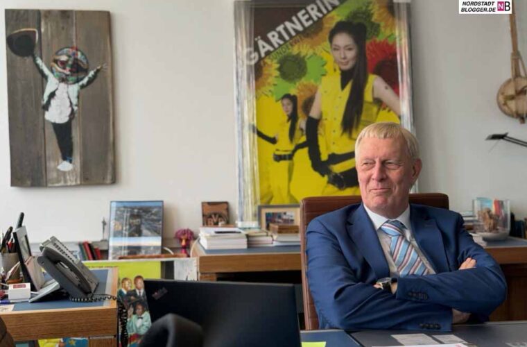 Blick auf Jörg Stüdemann an seinem Besprechungstisch