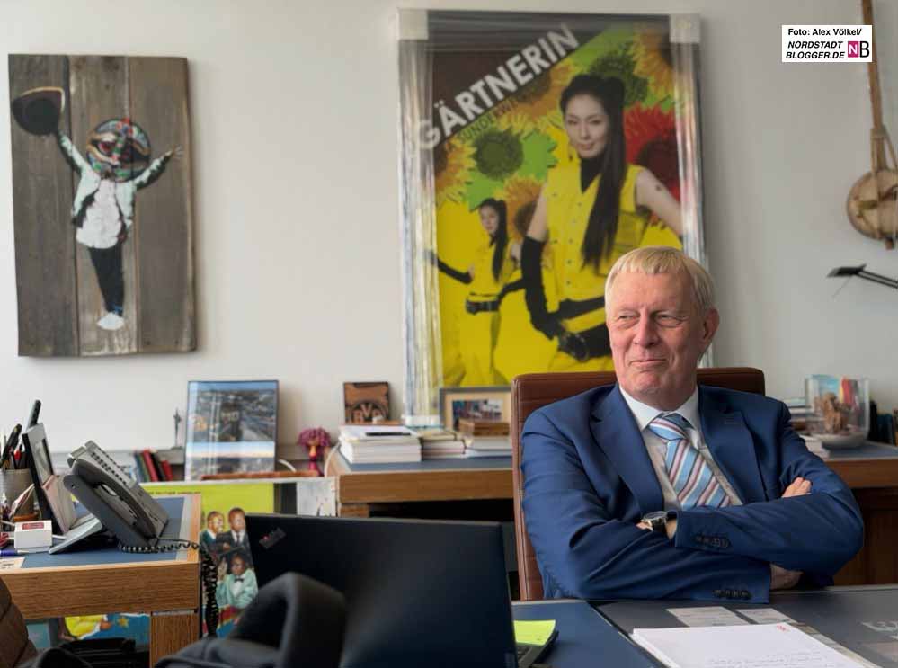 Blick auf Jörg Stüdemann an seinem Besprechungstisch