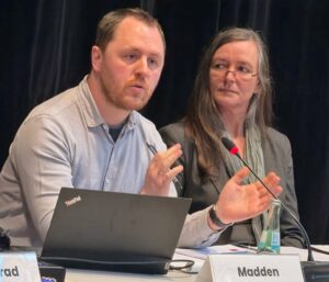 Zwei Personen nehmen Stellung