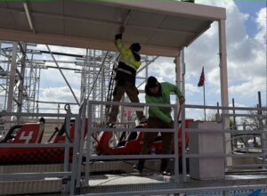 Arbeiter putzen Achterbahn.