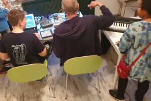 Kinder experimentieren mit Musikinstrumenten