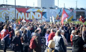 Viele streikende Schüler:innen und Unterstützer:innen stehen vor dem Nordausgang des Bahnhofes und warten gespannt auf die Redebeiträge