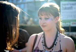 Schülerin Stella Georges (SDAJ) schaut besorgt in die Ferne