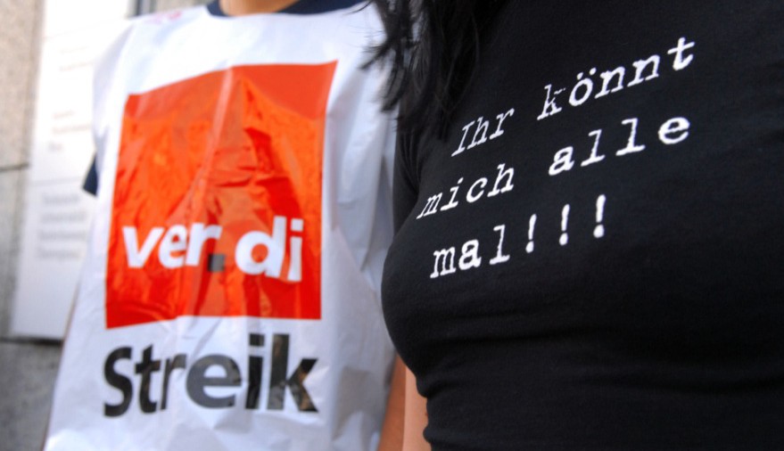 Das Bild zeigt Warnstreikwesten