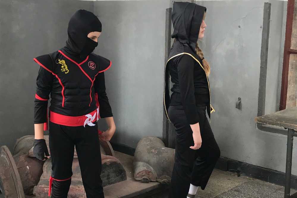 Jugendliche in Ninja Kostümen